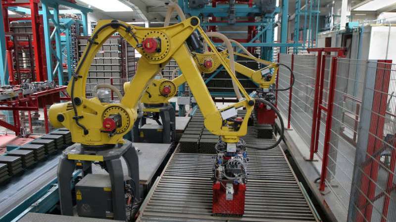 robot na linii produkcyjnej